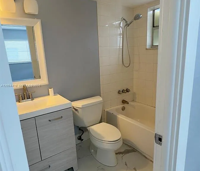 1421 NW 45th St #5 — Photo 4