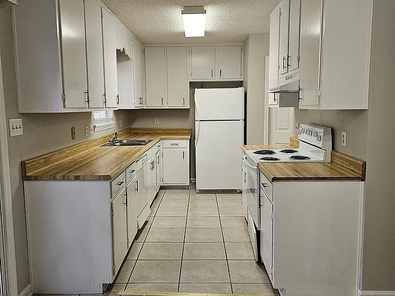 2388 Gregory Dr — Photo 12