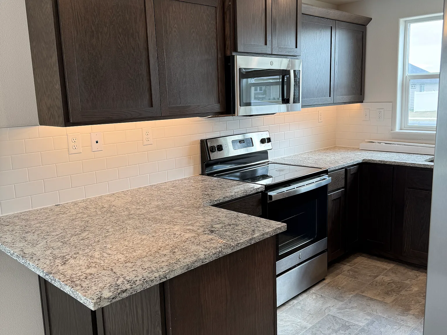 3 bed, 1388 sqft, $1,999 — Photo 3