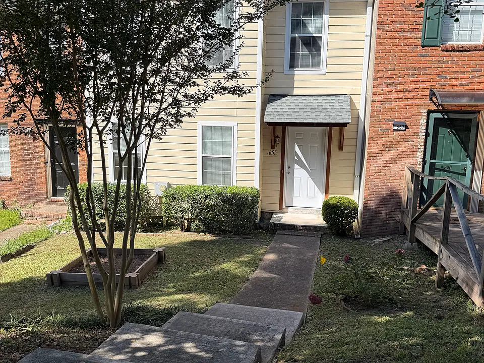 1655 Cedar Bluff Way