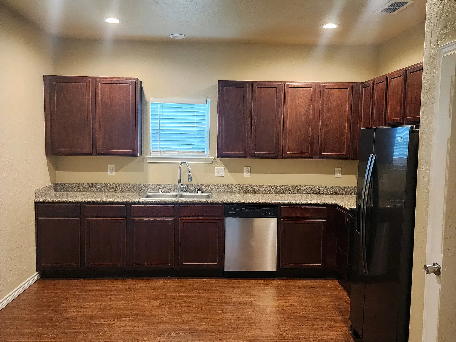 3 bed, 1160 sqft, $1,595 — Photo 4