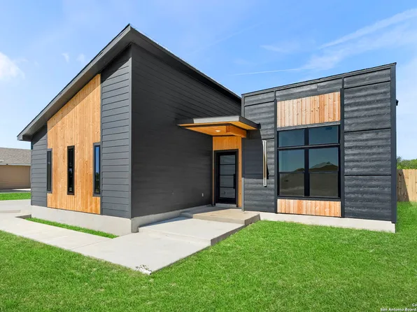 510 Indian Crossing, Jourdanton, TX 78026