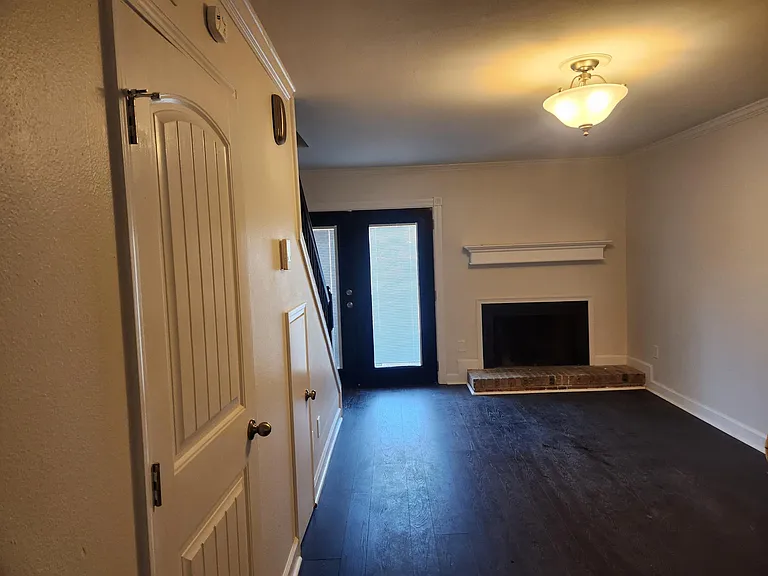434 Longwood Ct #D — Photo 16
