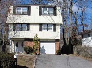 19 Scott St, Dix Hills, NY 11746