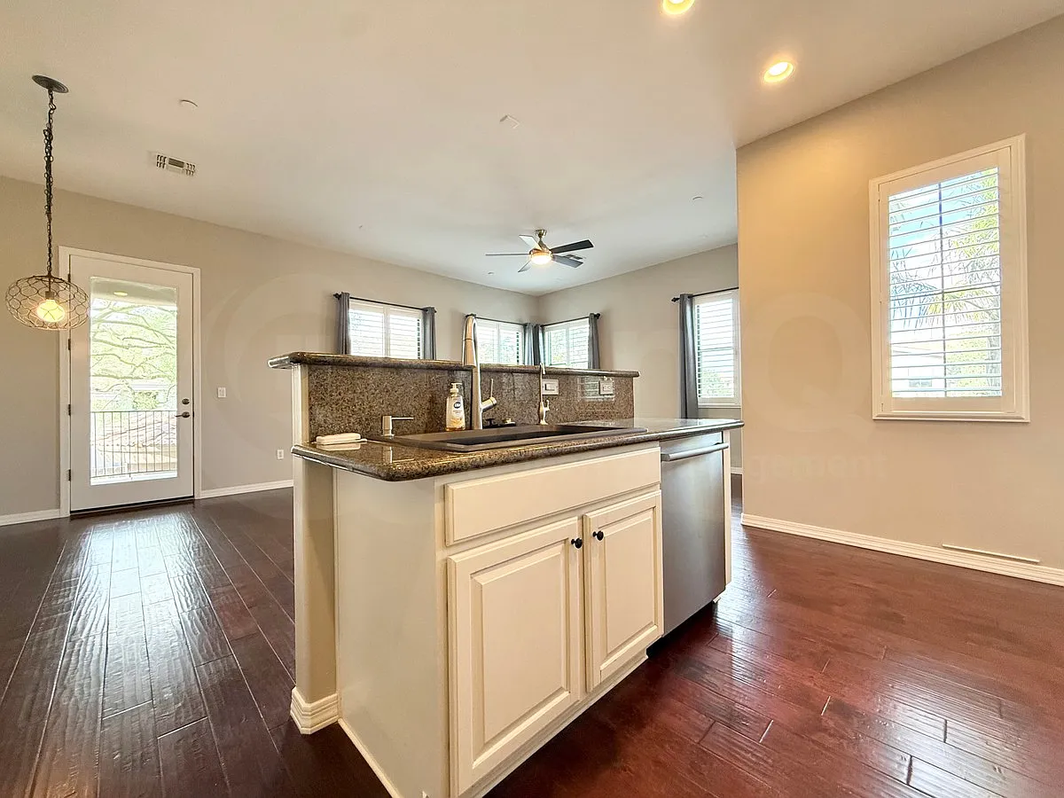 3 bed, 2.0 bath, 1548 sqft, $2,299 — Photo 2