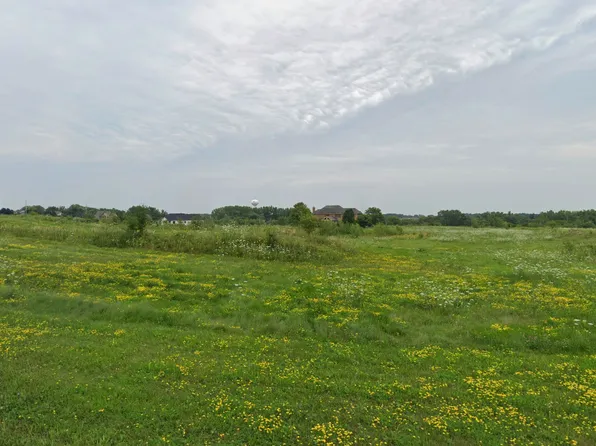 192 Red Leaf Cir, Crystal Lake, IL 60014