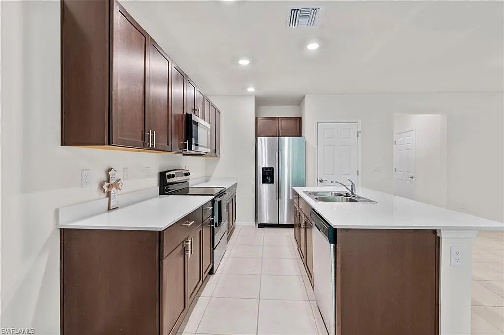 3 bed, 2.5 bath, 1582 sqft, $2,650 — Photo 4