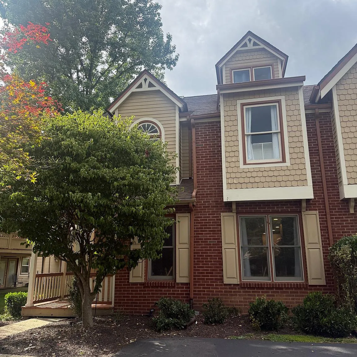 4 bed, 2.5 bath, 2438 sqft, $3,800 — Photo 2