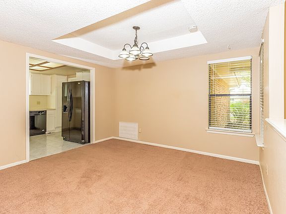 5th image of 911 Mountain Meadows Dr