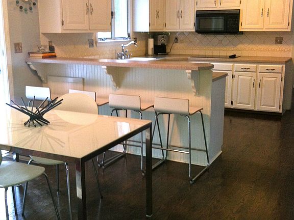 Bright & open EIK w/gleaming hardwood floors