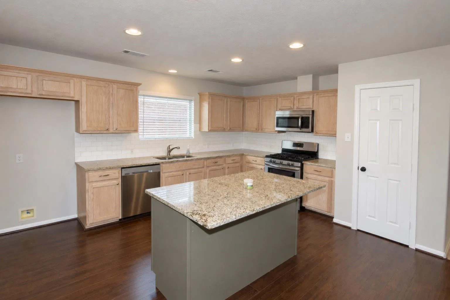 3 bed, 2.0 bath, 1708 sqft, $2,100 — Photo 4