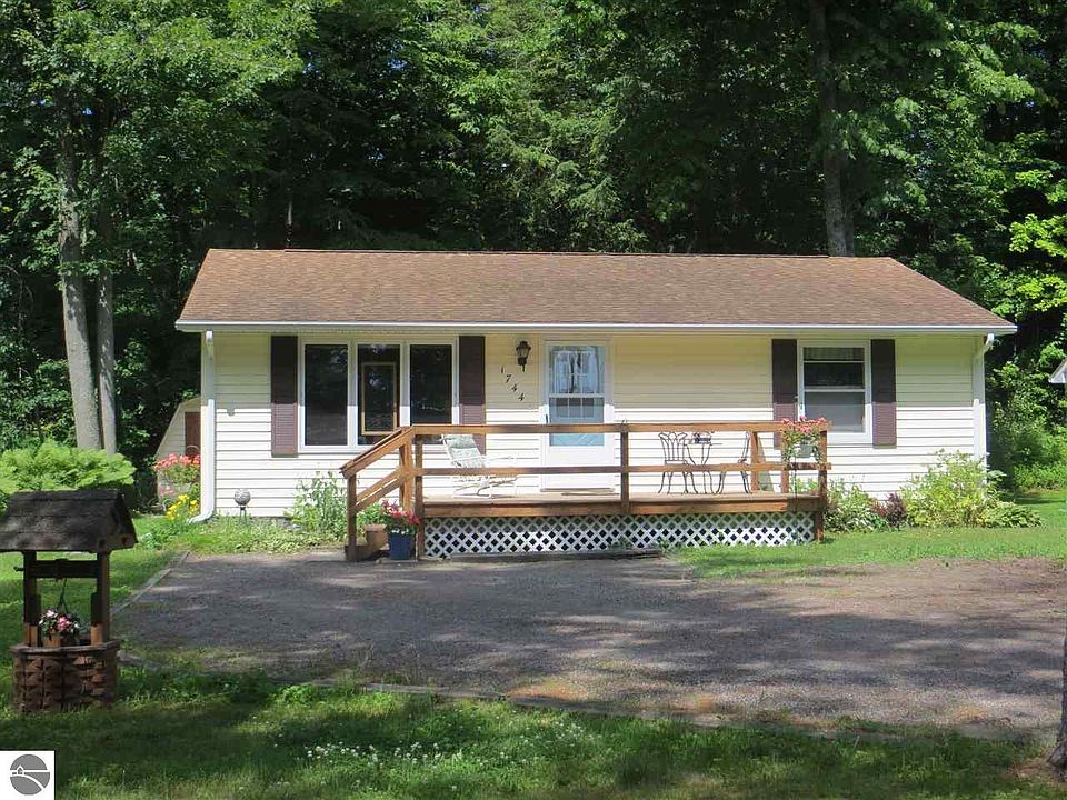 1st image of 1744 Douglas Dr