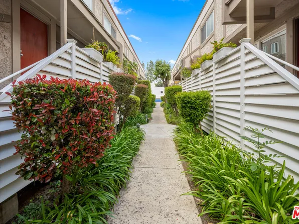 18333 Hatteras St Unit 20, Tarzana, CA 91356