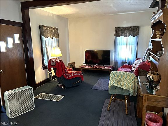 3rd image of 912 Arch St