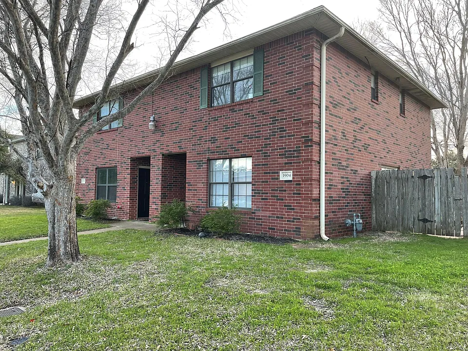 1906 Holleman Dr W