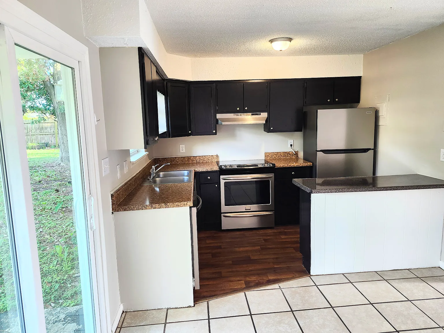 2 bed, 1.5 bath, 1200 sqft, $1,550 — Photo 1