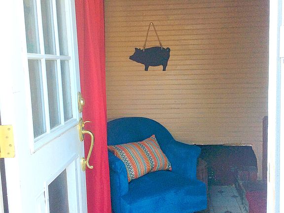 Split level mudroom 