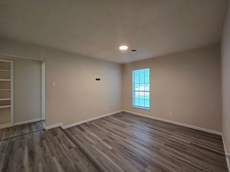 501 W Voelter Ave — Photo 10