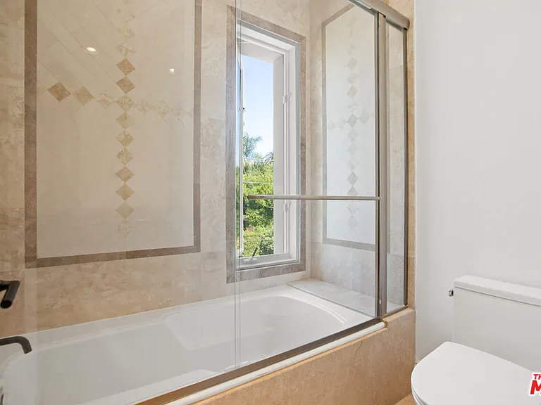 520 N Palm Dr — Photo 38