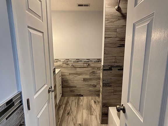 5th image of 285 E Park Dr