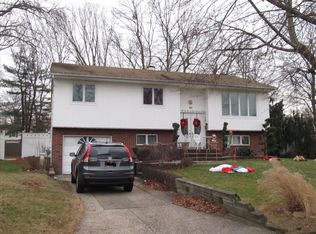 33 Topaz Dr, Ronkonkoma, NY 11779