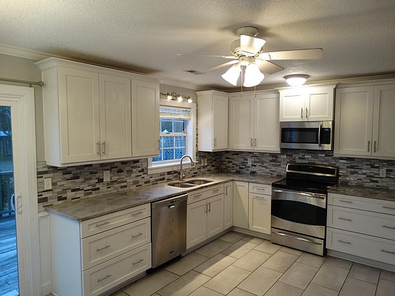 Shaker-Stainless-Granite Kitchen