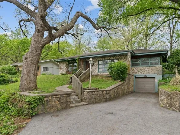 980 NW South Shore Dr, Lake Waukomis, MO 64151