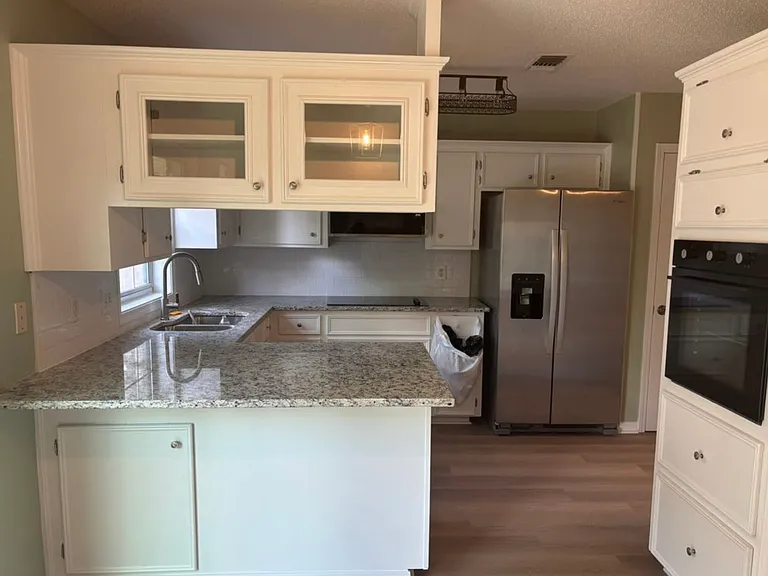 211 Stonecliff Dr — Photo 3