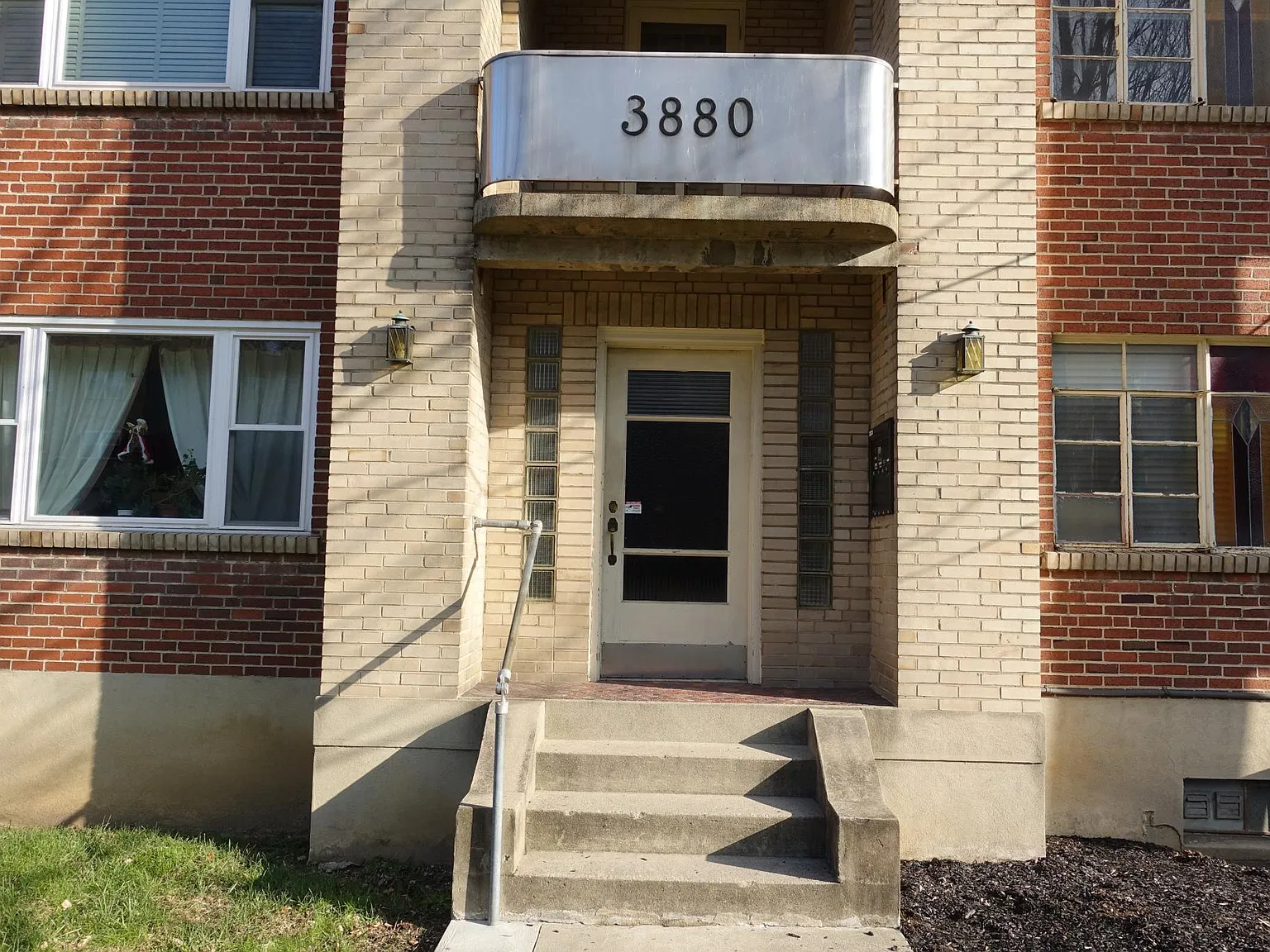 3880 Vine St — Photo 3
