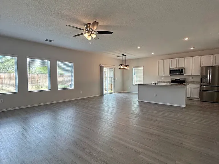 1123 Whitneyway Ln — Photo 4