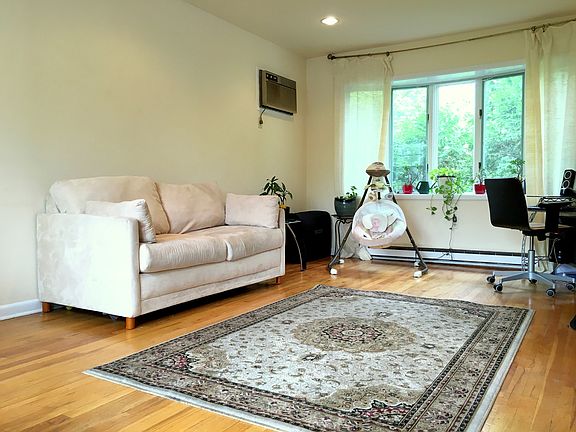 5th image of 19 Birchwood Dr