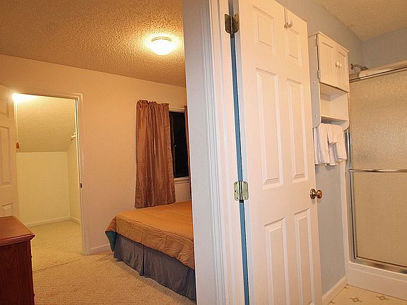 5th image of 135 Lakeshore Cir