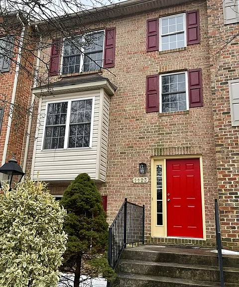 1123 Lindsay Ln — Photo 1