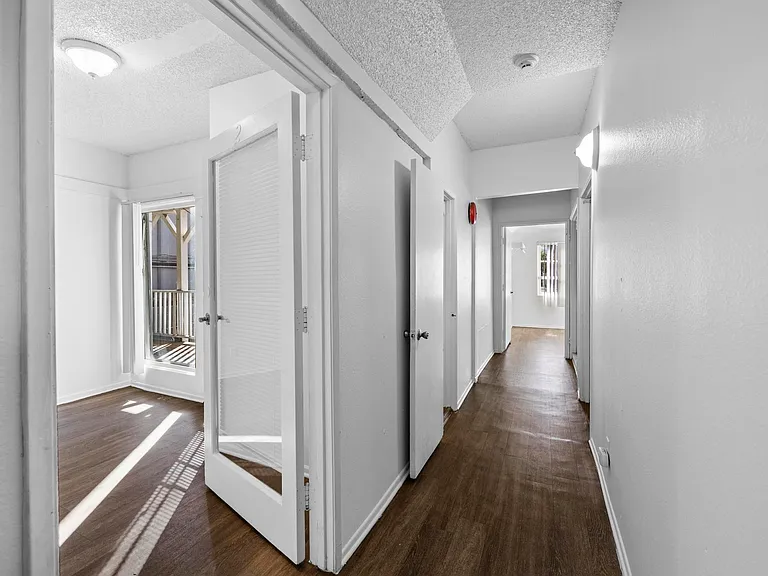 2335 Portland St — Photo 15