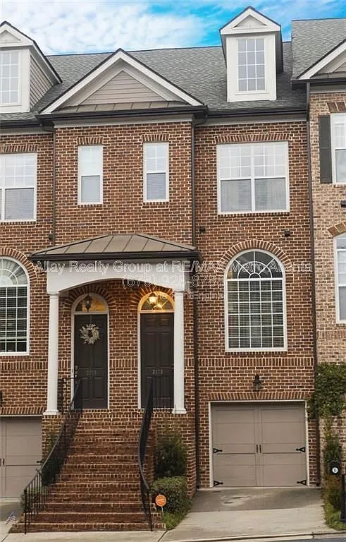 3 bed, 3.5 bath, 2302 sqft, $3,300 — Photo 2