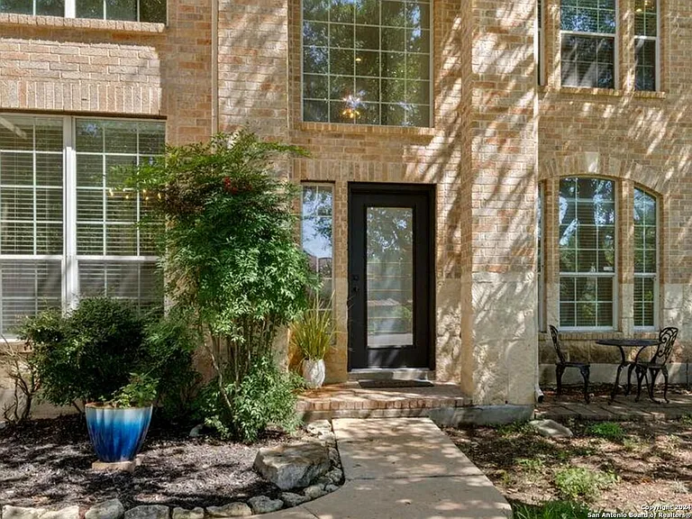 614 Cypress Trl — Photo 2