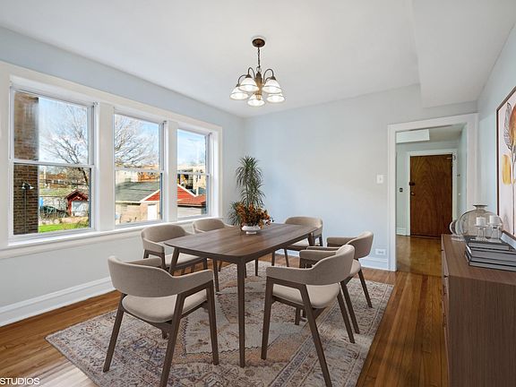 Separate dining room off the kitchen or family room approx 14x12