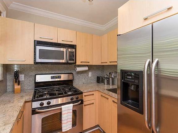 4th image of 221 Collins Ave APT 2
