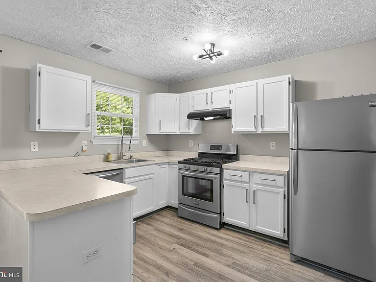 1043 Debbie Ave — Photo 11