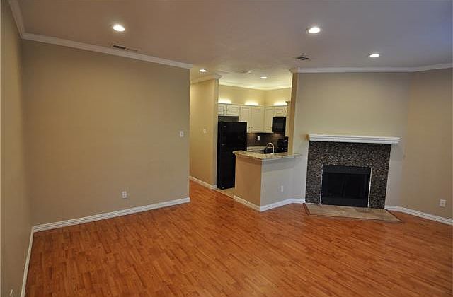 1st image of 915 W 22nd 1/2 St APT 103
