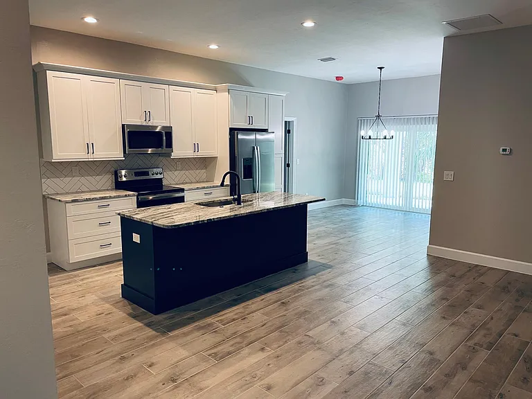 921 SE 24th Ave — Photo 8