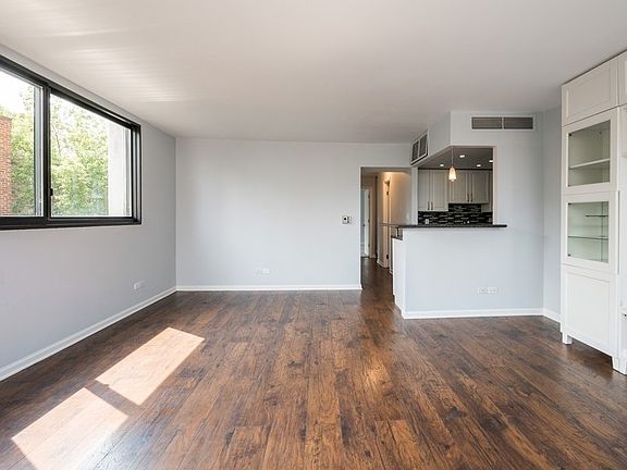 3rd image of 6150 N Kenmore Ave APT 4B