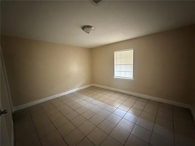 3 bed, 2.0 bath, 999 sqft, $1,100 — Photo 4