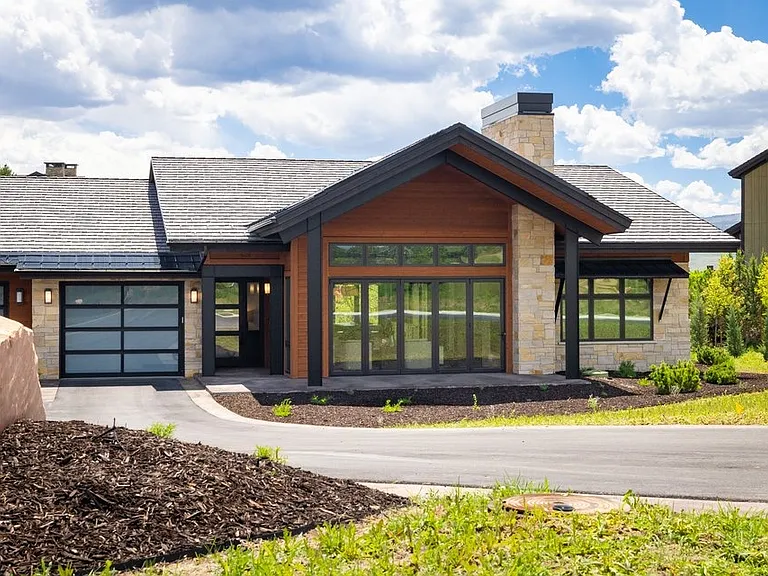 364 N Red Ledges Village Way — Photo 1