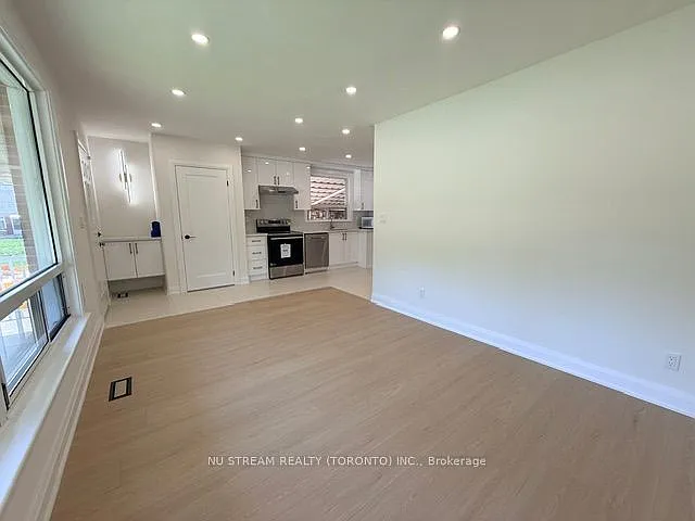 6 Rosemarie Dr #UPPER LEVEL — Photo 3