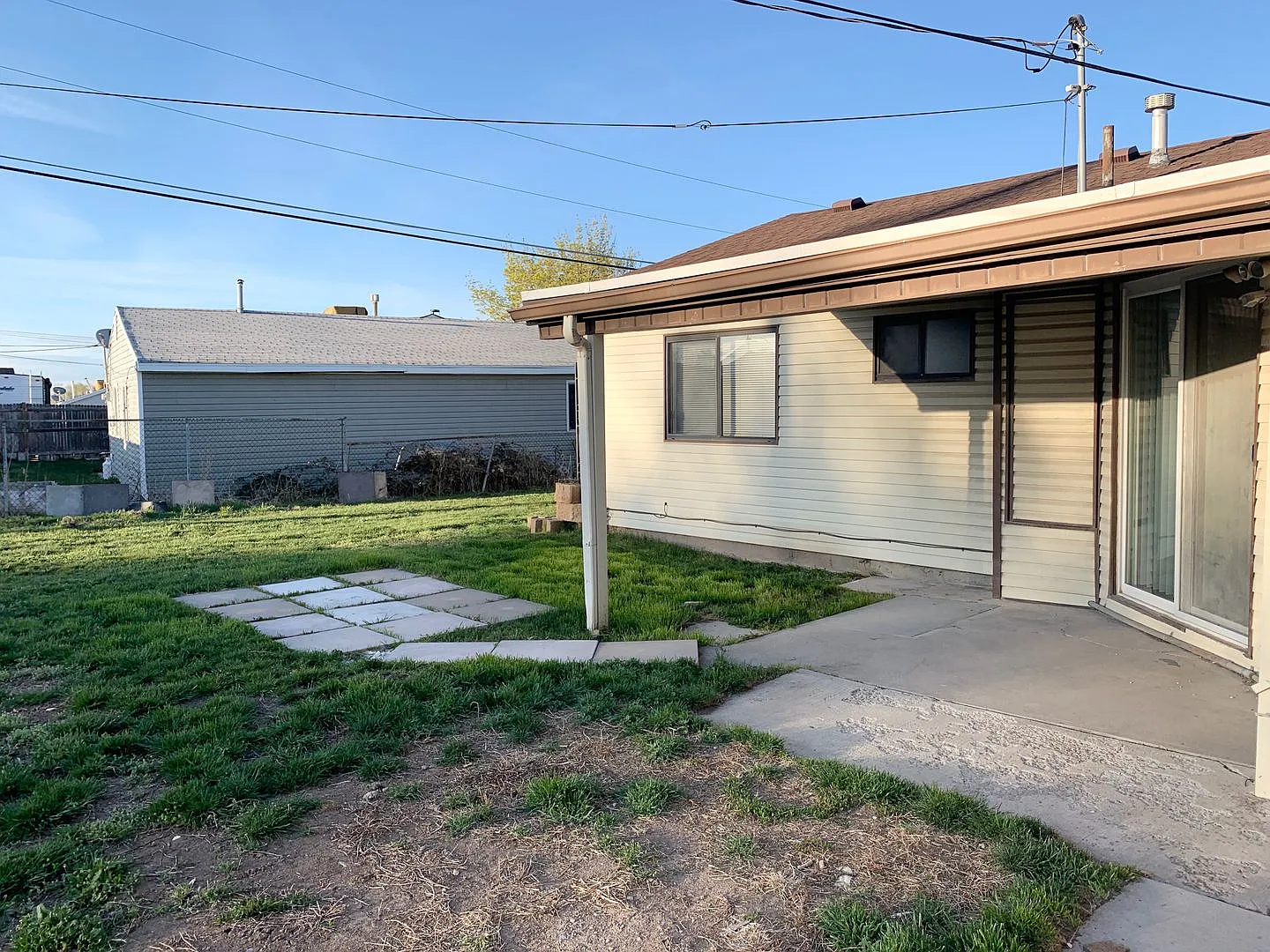 Three Bedroom Home in Kearns with very large detached garage! / Available now!! — Photo 3