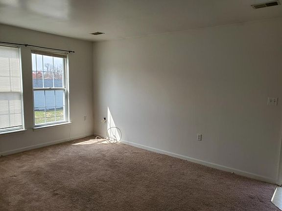 5th image of 339 Woodpoint Ave #B
