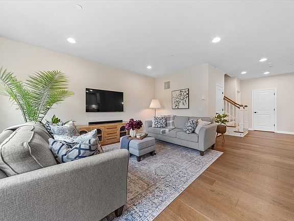 4th image of 11 Winslow Ln #2