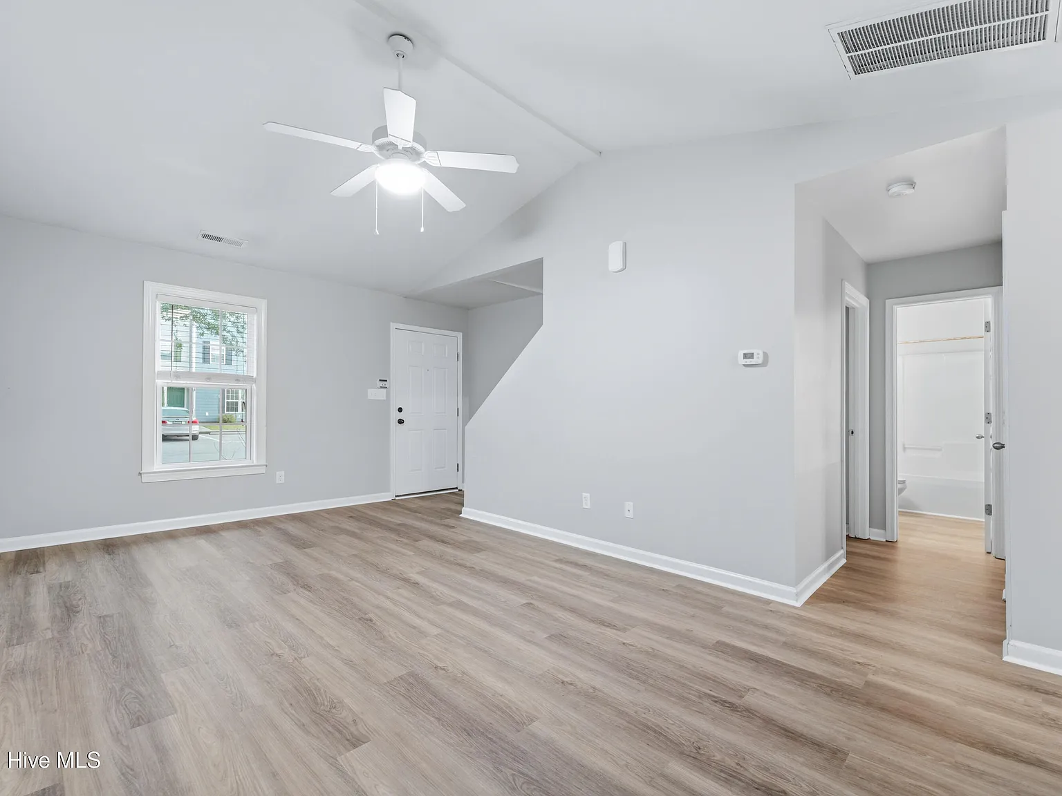3 bed, 3.0 bath, 1096 sqft, $1,395 — Photo 4