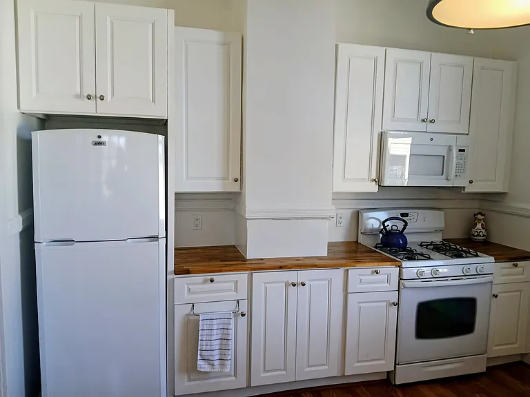1528 Baker St — Photo 9